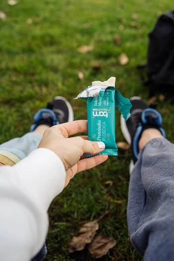 Proteinska ploščica s sladilom, Bela čokolada, mango in kokos
