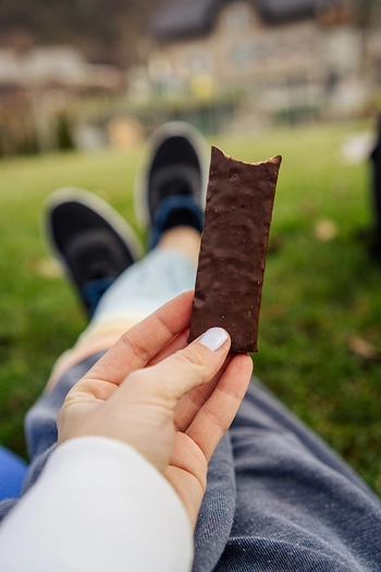 Proteinska ploščica s sladilom, Dvojna temna čokolada