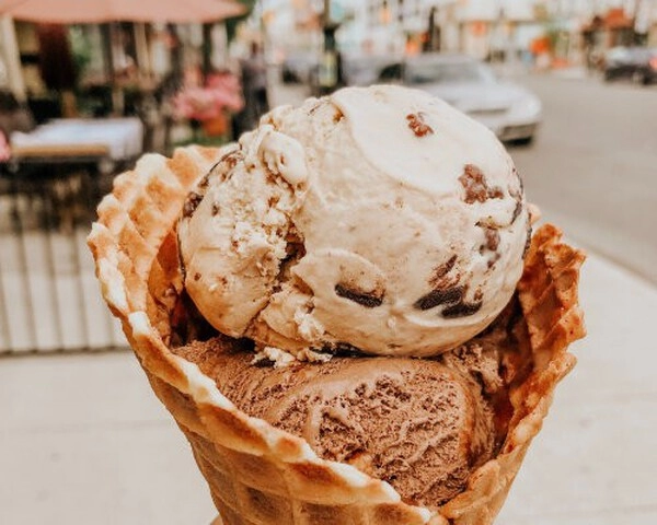 sladoled z rumom in rozinami