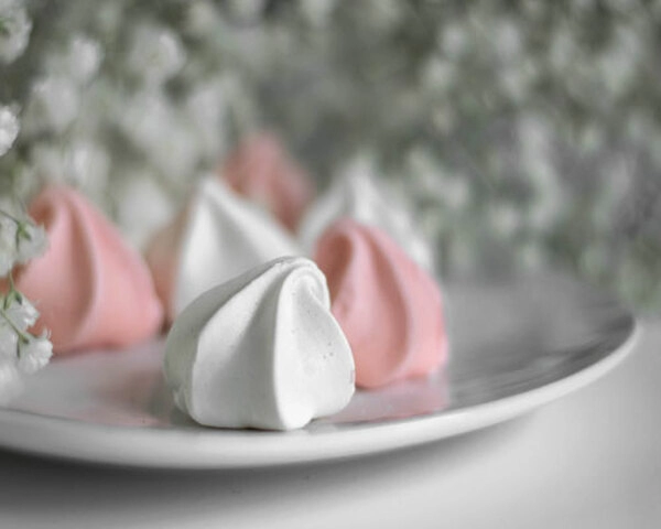 piskoti iz meringe so res vsestranski lahki so kot zrak popolnoma sladki in tako enostavni za pripravo 