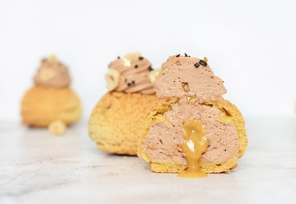 lesnikove princeske so sestavljene iz cokoladno-lesnikove kreme in lesnikovega pralineja obdaja pa jih skorjica krhkega sladkega testa z dodanimi lesniki